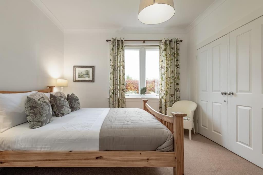 Heather Cottage, 2 Bedroom In Комри Екстериор снимка