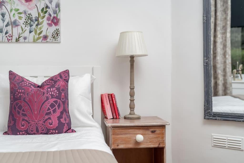 Heather Cottage, 2 Bedroom In Комри Екстериор снимка