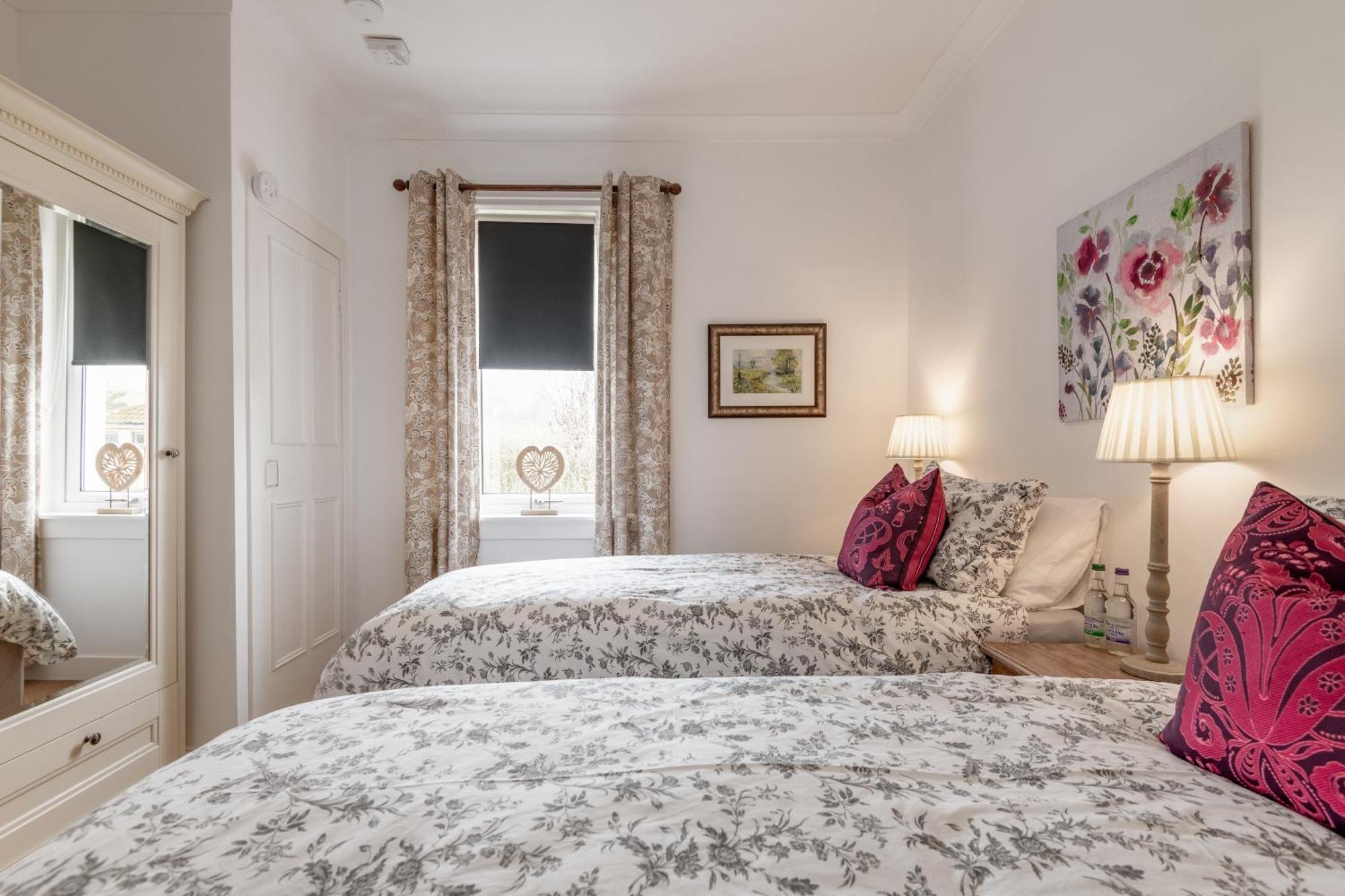 Heather Cottage, 2 Bedroom In Комри Екстериор снимка